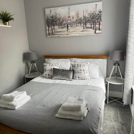 Modern, Spacious And Central Location Aberdare Bagian luar foto