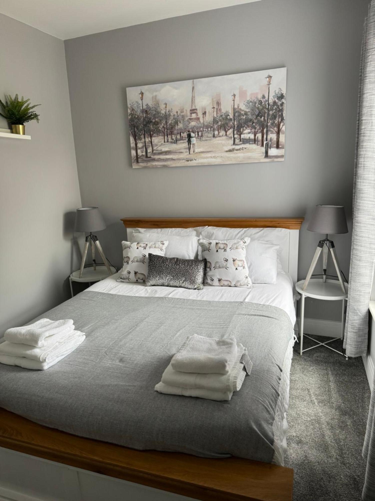 Modern, Spacious And Central Location Aberdare Bagian luar foto