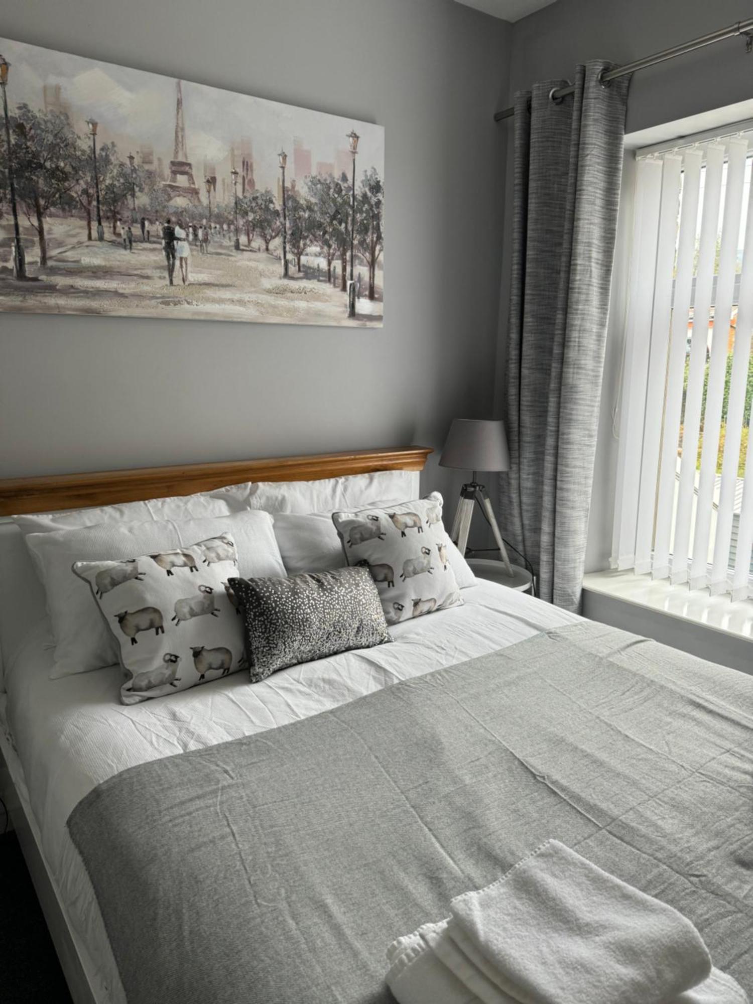 Modern, Spacious And Central Location Aberdare Bagian luar foto