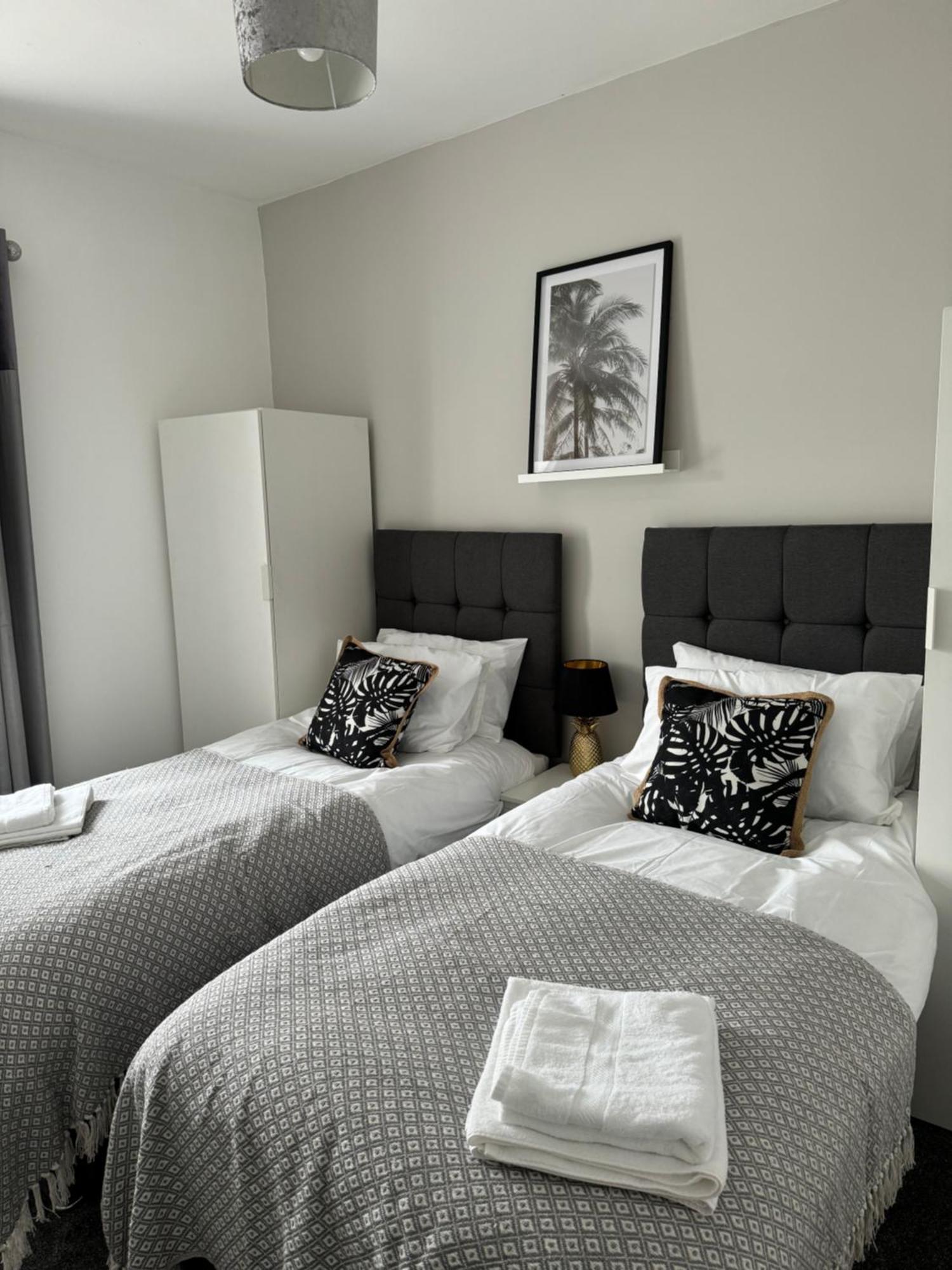 Modern, Spacious And Central Location Aberdare Bagian luar foto