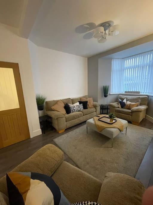 Modern, Spacious And Central Location Aberdare Bagian luar foto