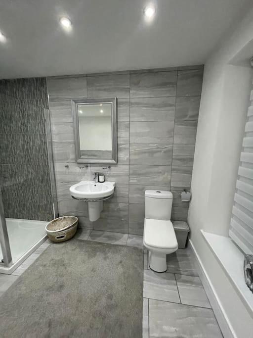Modern, Spacious And Central Location Aberdare Bagian luar foto