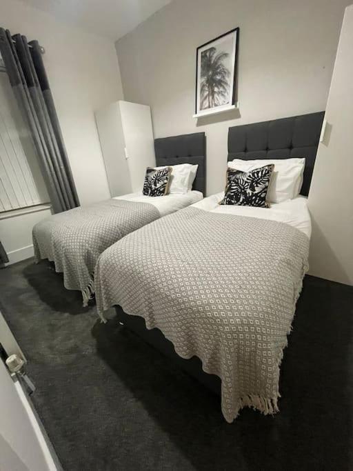 Modern, Spacious And Central Location Aberdare Bagian luar foto