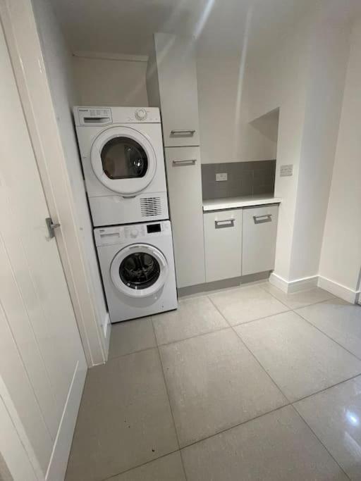 Modern, Spacious And Central Location Aberdare Bagian luar foto