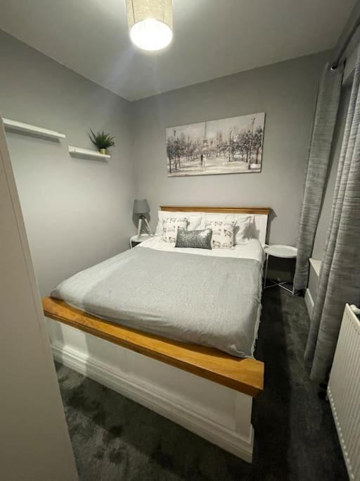 Modern, Spacious And Central Location Aberdare Bagian luar foto