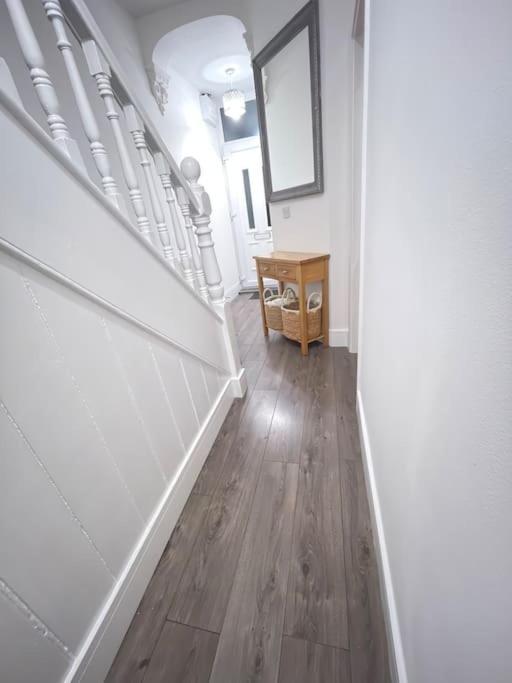 Modern, Spacious And Central Location Aberdare Bagian luar foto