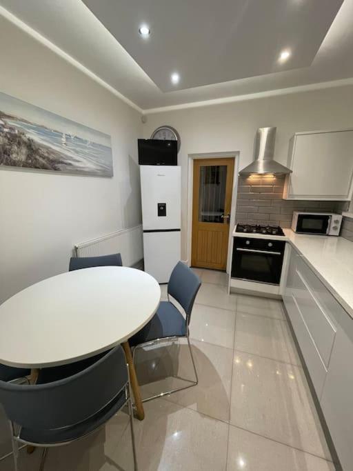 Modern, Spacious And Central Location Aberdare Bagian luar foto