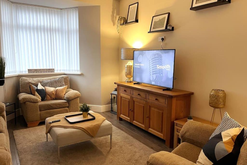 Modern, Spacious And Central Location Aberdare Bagian luar foto