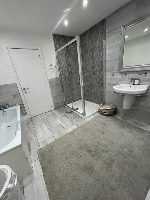 Modern, Spacious And Central Location Aberdare Bagian luar foto