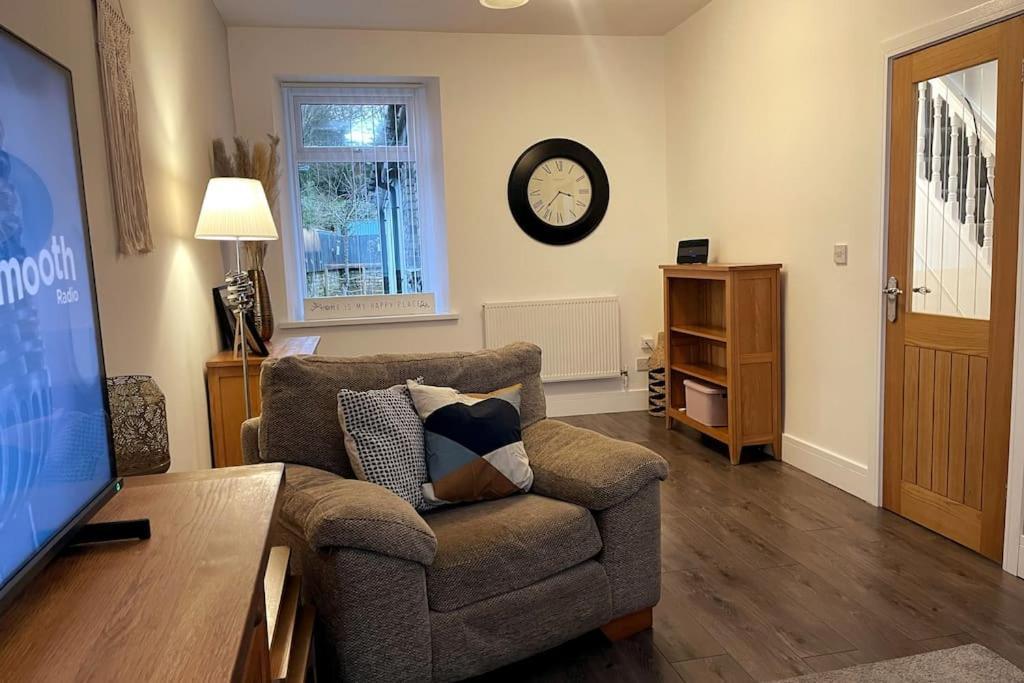 Modern, Spacious And Central Location Aberdare Bagian luar foto