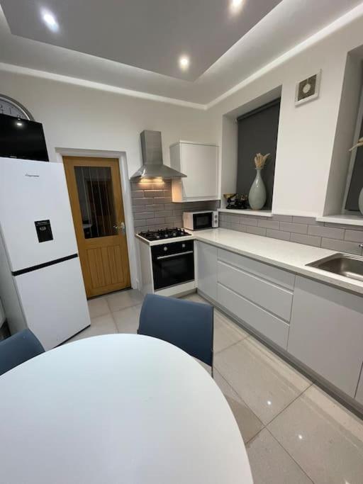 Modern, Spacious And Central Location Aberdare Bagian luar foto