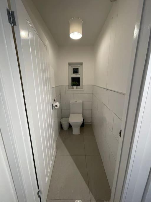 Modern, Spacious And Central Location Aberdare Bagian luar foto