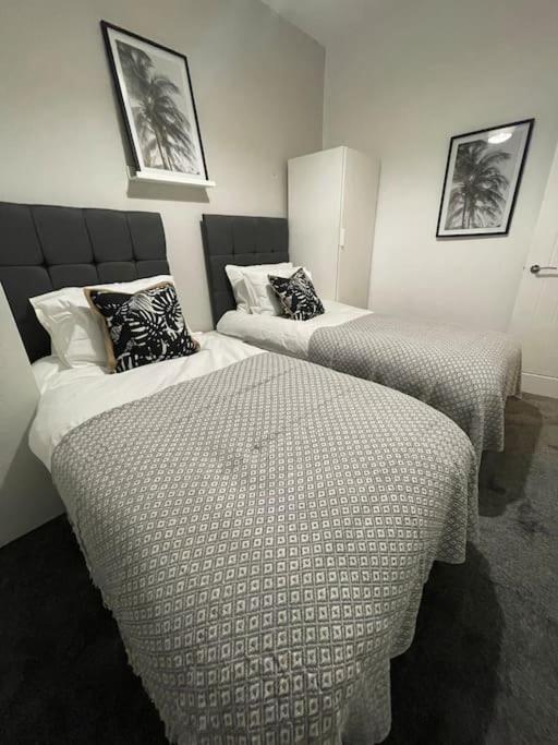 Modern, Spacious And Central Location Aberdare Bagian luar foto