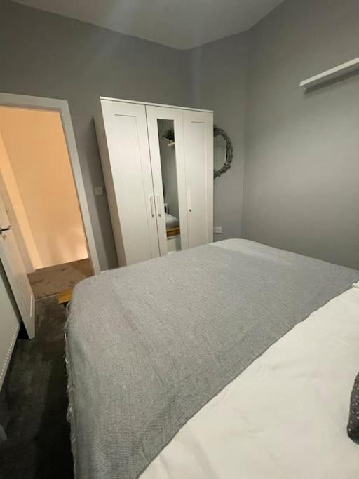 Modern, Spacious And Central Location Aberdare Bagian luar foto