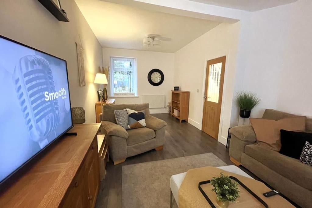 Modern, Spacious And Central Location Aberdare Bagian luar foto